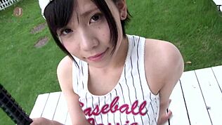 สาวขาวสวยคีบไม้เบสบอลระหว่างนมใหญ่