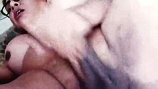 Den transseksuelle shemalen leverer en het creampie til sine ivrige fans.