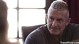 Jade Venus a Aften Opal dominujú, kým Matthew Figata sleduje páry.