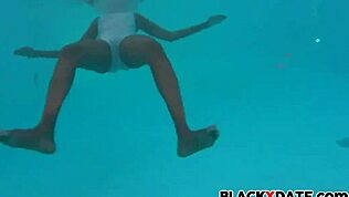 Ebony-kvinna i genomskinlig bikini under vatten i hög definition