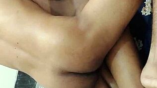 زوجين هاوين يشاركان لحظات حميمة بنغالية