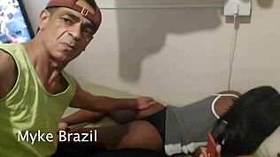 Myke Brazil Duda और Mulata को अपने घर पर वाइल्ड पार्टी के लिए होस्ट करता है। फुल फिल्म्स X-Video Red पर देखें।