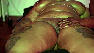 Vastag, világos bőrű nő tetoválásokkal élvezi a nagy klitorisz masszázst érzéki játékban