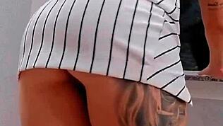 Zrzavá žena čistí okno a ukazuje své tělo sousedovi v sólovém dráždění.