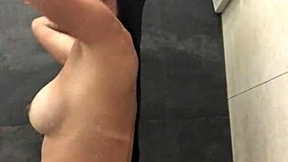 年轻调皮女孩在淋浴中暴露剃毛逼