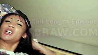 Gledam to tajsko ladyboy lepotičo, ki dobi rit v pičko brez gumija v nogavicah in mrežah, tako vroče!