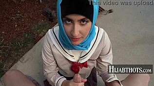 عذراء عربية عارية تحتفظ بحجابها