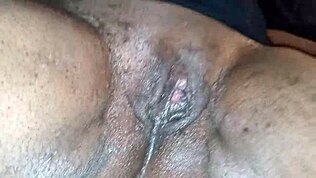 عصارة كس حلوة تتساقط على فخذي