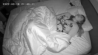 Hé, tu veux voir cette femme salope atteindre un double orgasme en cam cachée ?