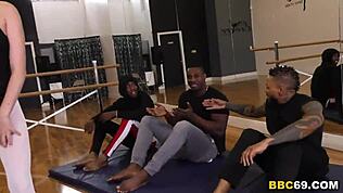 Carolina Sweets，今天准备好应付大群交了吗？