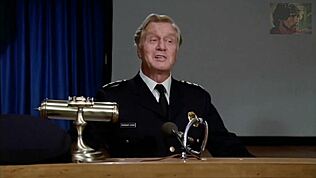 헤이 경찰관, 장난기 많은 1984 패러디 씬에 재미있는 무수정 블로우잡 있어?