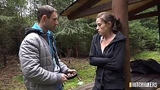 Не могу поверить, что так жёстко трахаюсь в лесу на улице!