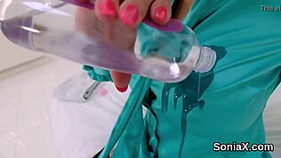 الست الخاينة الناضجة ليدي سونيا تعرض بزازها الضخمة