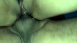 Geil kone bøjet forover med stor røv i doggystyle