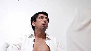 Il cazzo enorme di Safado da 25cm schizza latte in mutande rosse trasparenti e biancheria aperta con camicia sbottonata