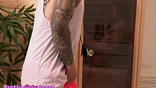 Remaja berambut coklat dalam bikini kena hentam oleh jurulatih renang.