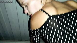 Wow! Zmatená kočka dostane žhavý péro a velký výstřik na nádraží na veřejnosti!