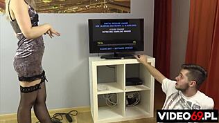 Уау! Две рогати блондинки яздят здраво в гореща тройка с чорапи!