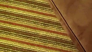 شقراء صغيرة تاخد كريم داخل كسها الضيق على الكنبة بتصوير POV ساخن