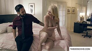 सौतेली बेटी को जोर से पाउंड किया जाता है जबकि पिता शॉक में देखता है। उसका टाइट बॉडी रफ डॉगीस्टाइल के लिए झुकती है।