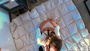 Vroege ochtend slordige blowjob met een 18+ tiener die zijn harde pik verslindt. Ze neemt sperma diep in haar mond.