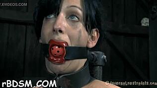 Essa vadia amarrada e de mordaça leva buceta fodida bruta num BDSM louco com engasgo