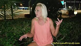 Эй, смотри, как озабоченная милфа делает минет на улице! Это просто дико! 😜