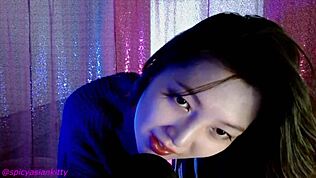 עוזרת בית אסייתית חמה מתחננת, רוצה לזיין אותי עכשיו? בפנטזיית תפקידים לוהטת