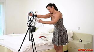 زوجة الأب تدلك بظرها وأنا أنيك كسها الناضج بقوة