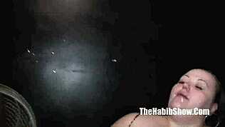 Debela nemačka žena dobija jebanje od mršavih crnaca u getu.