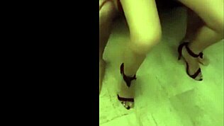 Casada pero mi amigo me pone a cuatro y me empotra frente a mi marido