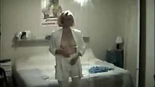 Vezi cum baba se masturbează cu dildo uriaș