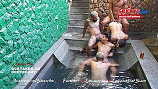 Sintiendo placer intenso mientras penetra su apretado coño ebony profundamente.