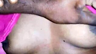 Тамилска леля се наслаждава да ближе обръсната пичка с приятеля на мъжа си в леглото. Нейната гладка путка получава дълбоко внимание.