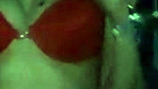 sinta a paixão dela exibindo o cu lindo nesse threesome intenso