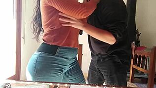 ¡Chica universitaria caliente con gran culo follada por el profe!