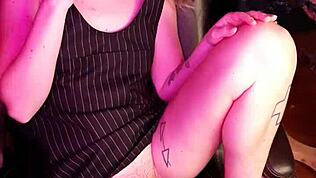 Tia, por que você tá abrindo as pernas fumando esse cigarro?