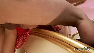 E aí cara, olha eu punhetando a cara loira peituda da Lou Lou Paul Chaplin!