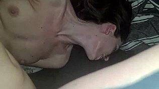 Spændende gruppe blowjob med legetøj og rimming i threesome