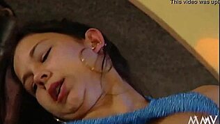 Sıcak Alman kızı Kinga Diether'ın sert yarrağıyla vahşi yüzüne boşalıyor