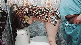 इंडियन मेड को बाथरूम में मालिक ने जोर से चोदा, हिंदी गंदी बातों के साथ