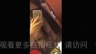 תראו את הבחורה הסינית הבוגרת עם ציצים ענקיים משתוללת! 😍