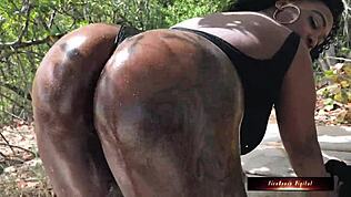 Firehousexxx veľké cicí hrubá čokoládová žena relaxuje na pláži