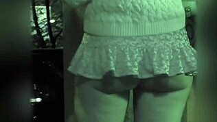 Дженни Смит флашва путка в публично мини пола