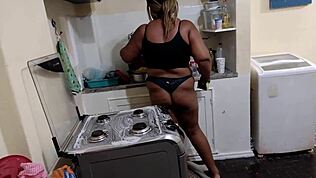 Macocha, Jestem Twoim Pasierbem i Nie Mogę Się Oprzeć, Widząc Cię w Majtkach po Domu