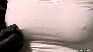 hey slaaf, hoe voelt het om vastgeketend te zitten op een sybian rit?