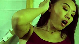 Tangkap anak tiri Asia aku tengah melancap, jadi aku hentam dia kuat dalam gudang!