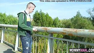 אמא חורגת מאפשרת לבן חורג לדפוק את החור האנאלי הצר שלה חזק