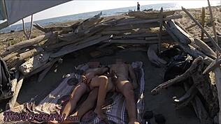 Yabancılar karımın halka açık nudist plajda sikimi avuçlarken ve sıkerken yakalıyor