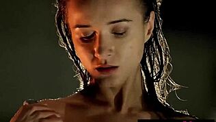 Jsem drobná ukrajinská plavkyně 18+ ukazuju dokonalý nahý tělo s potrhaným oblečením